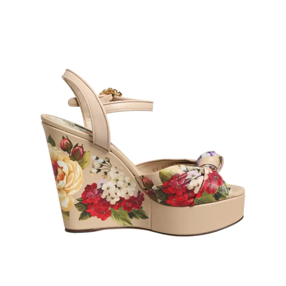 Dolce & Gabbana Beigefarbene Keil-Sandalen mit Blumenmuster und Knöchelriemen