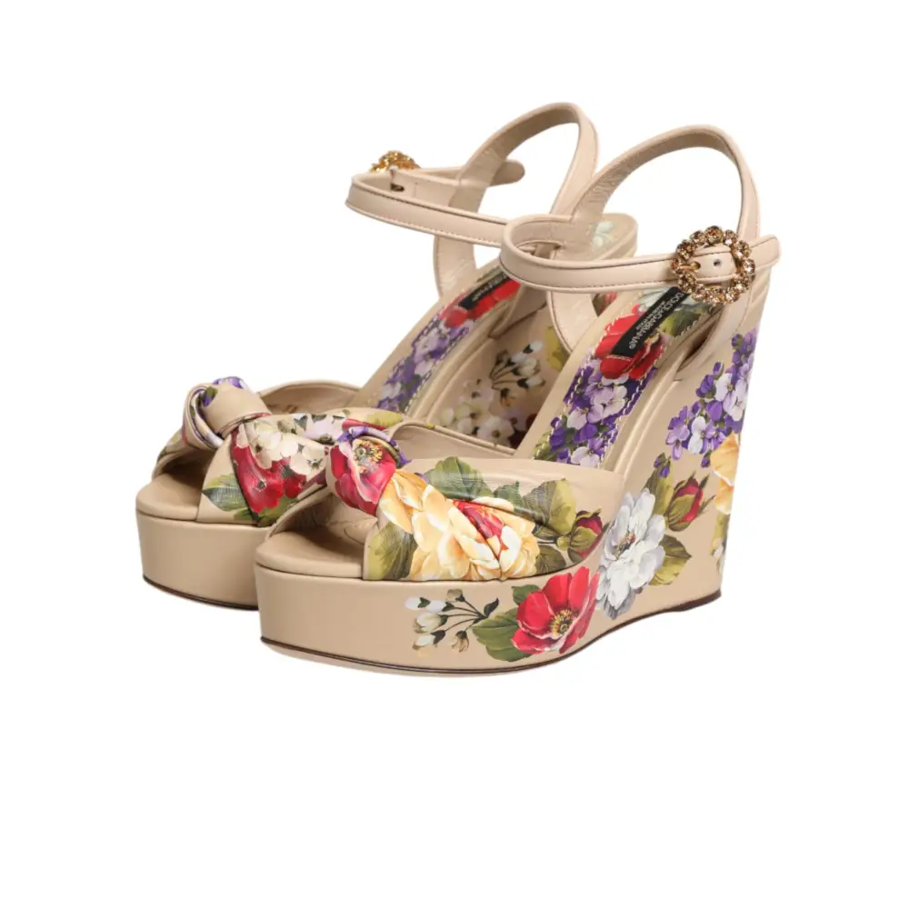 Dolce & Gabbana Beigefarbene Keil-Sandalen mit Blumenmuster und Knöchelriemen