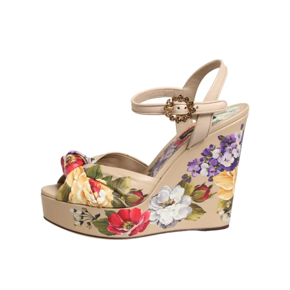 Dolce & Gabbana Beigefarbene Keil-Sandalen mit Blumenmuster und Knöchelriemen