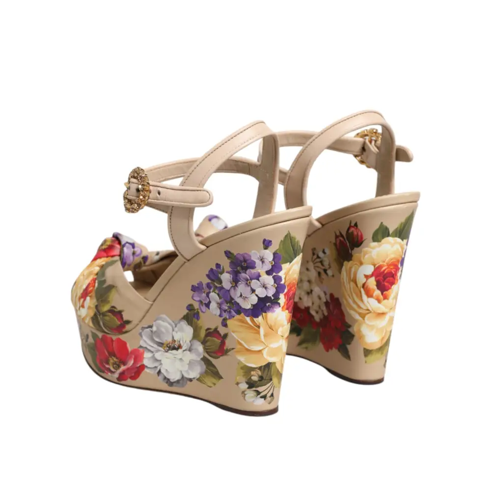 Dolce & Gabbana Beigefarbene Keil-Sandalen mit Blumenmuster und Knöchelriemen