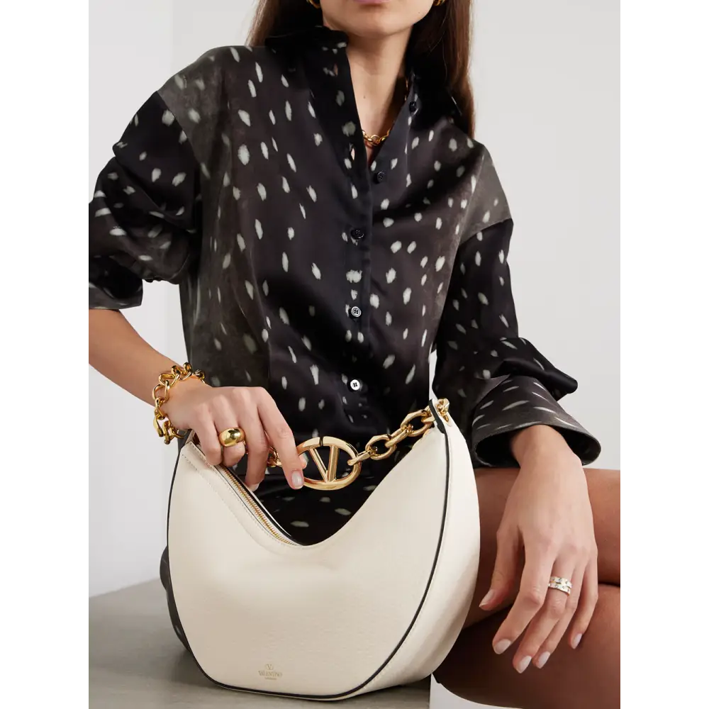 Valentino Garavani Elfenbeinfarbenes Leder Kleine Hobo Vlogo Umhängetasche