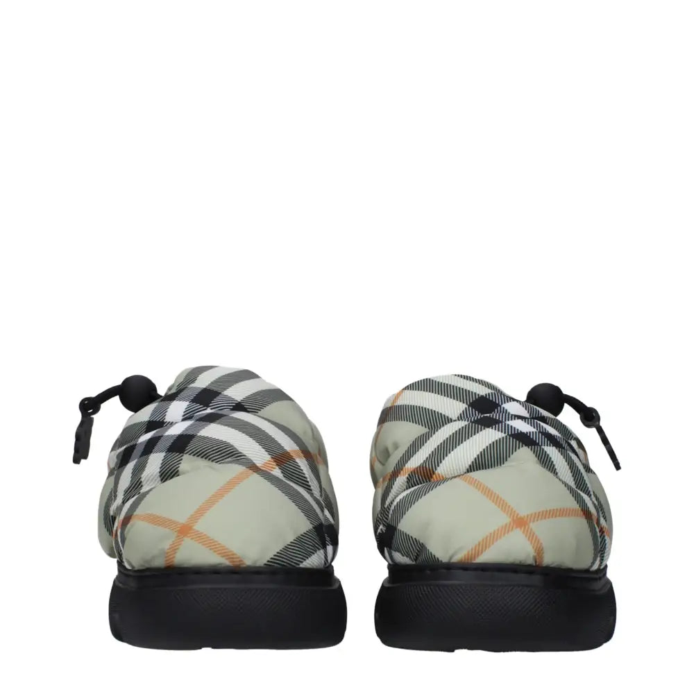 Burberry Slipper aus grünem Stoff