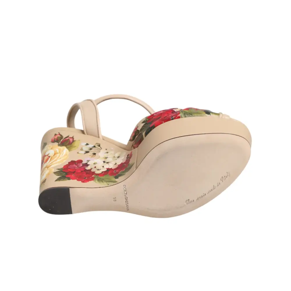 Dolce & Gabbana Beigefarbene Keil-Sandalen mit Blumenmuster und Knöchelriemen
