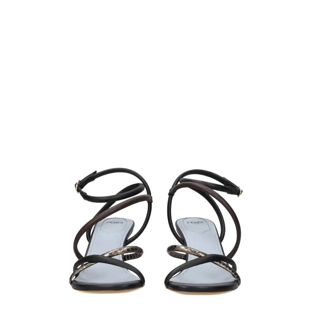 Fendi Flache Sandalen aus Leder in verschiedenen Farben
