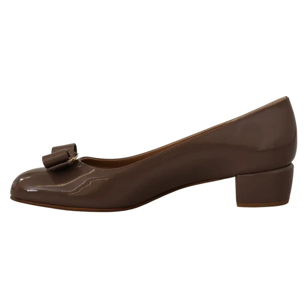 Salvatore Ferragamo Elegante braune Kümmel-Pumps mit Vara-Schleife - EU35/US4.5