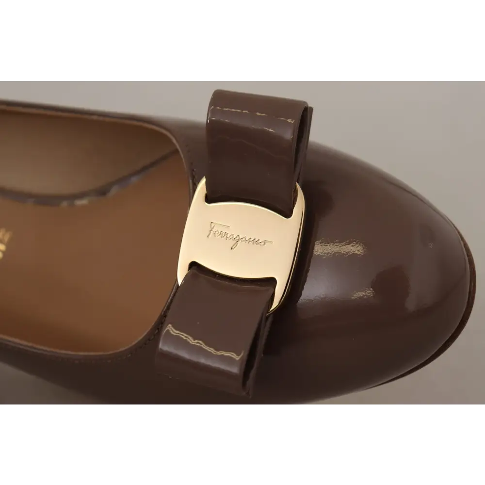 Salvatore Ferragamo Elegante braune Kümmel-Pumps mit Vara-Schleife - EU35/US4.5