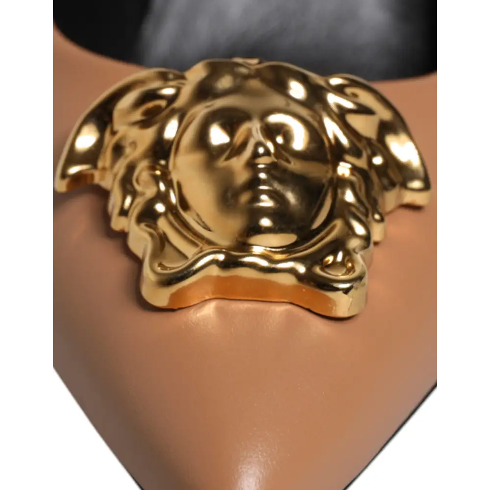 Versace Braun Leder Logo Plaque High Heels Pumps Schuhe