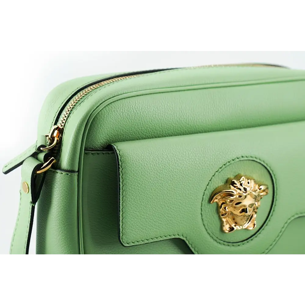 Versace Elegante mintgrüne Kameratasche aus Leder